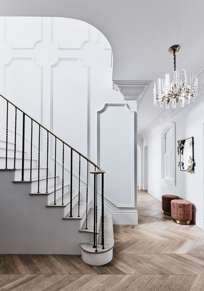 Idéer för stora vintage svängda trappor i marmor, med sättsteg i målat trä och räcke i metall