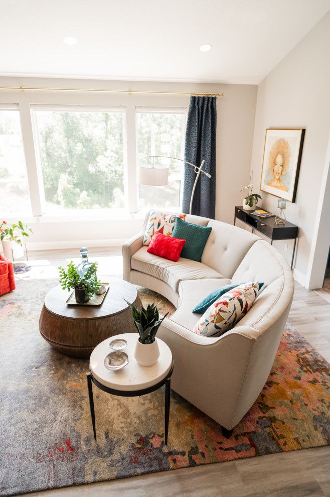 Esempio di un soggiorno design di medie dimensioni e chiuso con nessuna TV, parquet chiaro e pavimento beige