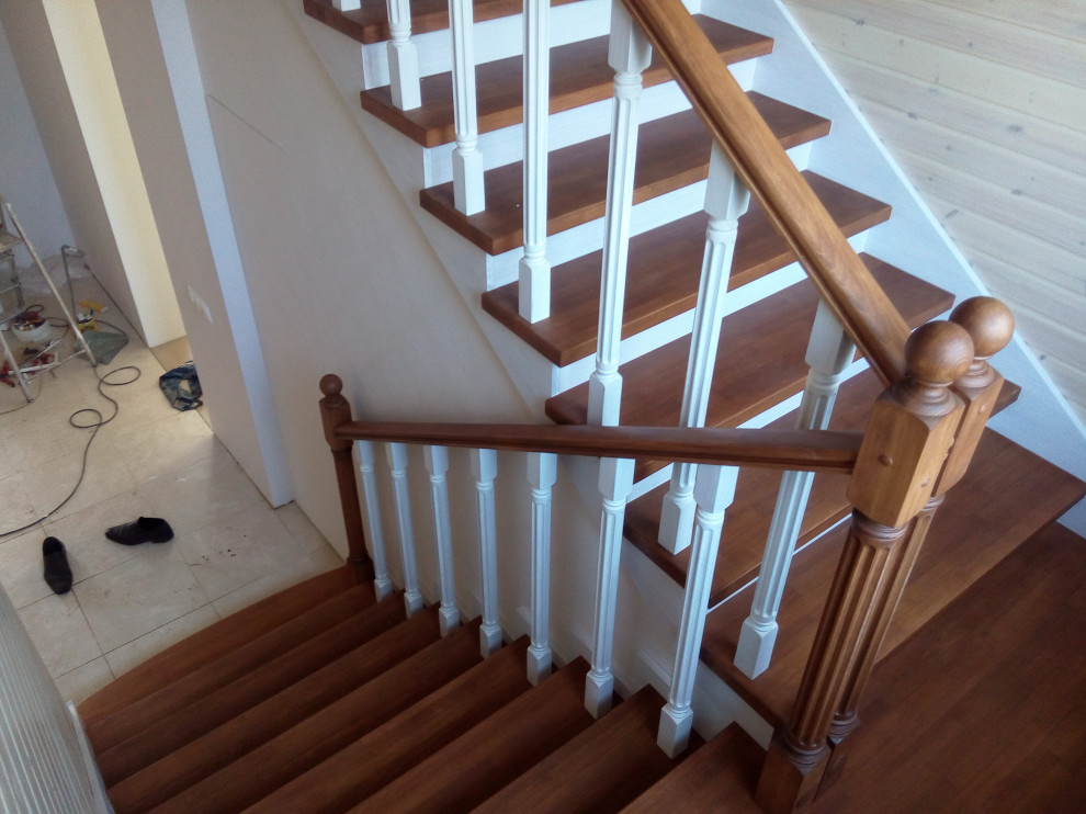 Лестница 2-х цветная с канелюрами