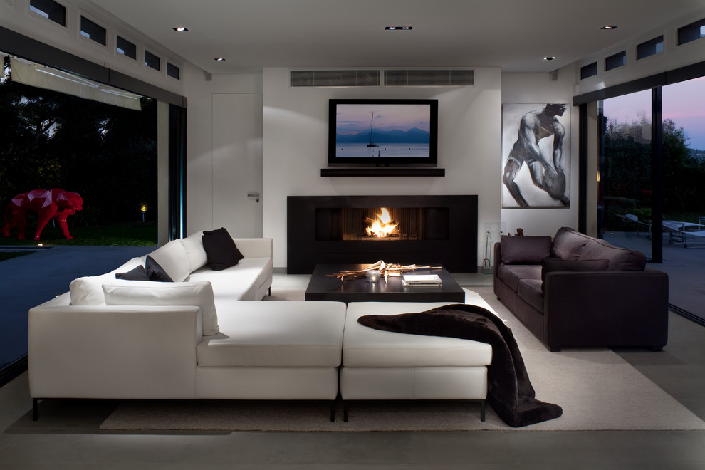 This is an example of a modern living room in Nice.