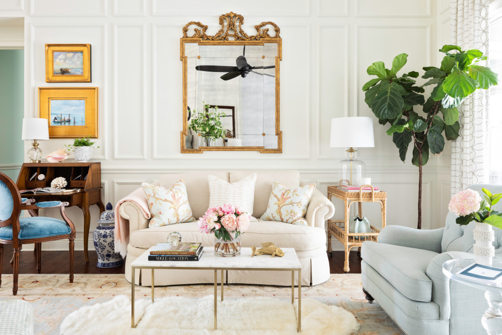 Großes, Offenes Klassisches Wohnzimmer mit weißer Wandfarbe, braunem Holzboden und vertäfelten Wänden in Orlando