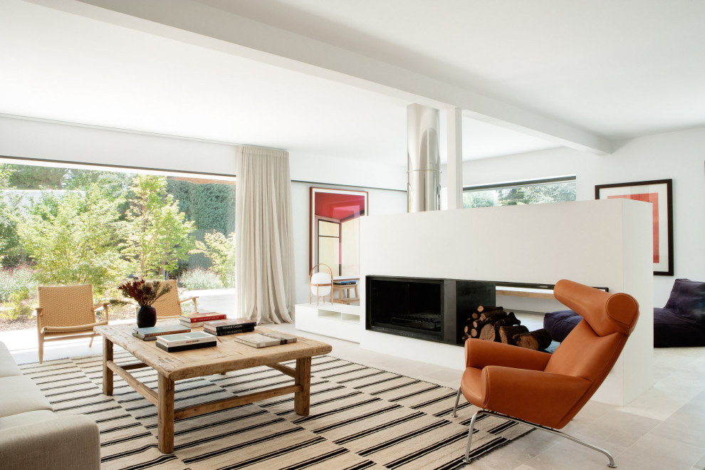 Idee per un soggiorno moderno aperto con pareti bianche e pavimento grigio