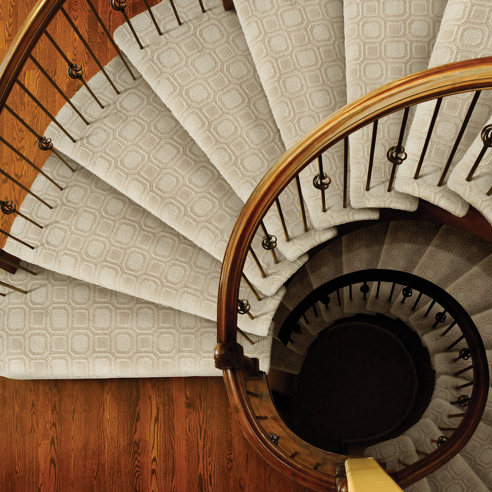 Пример оригинального дизайна: большая винтовая лестница в стиле неоклассика (современная классика) с ступенями с ковровым покрытием и ковровыми подступенками