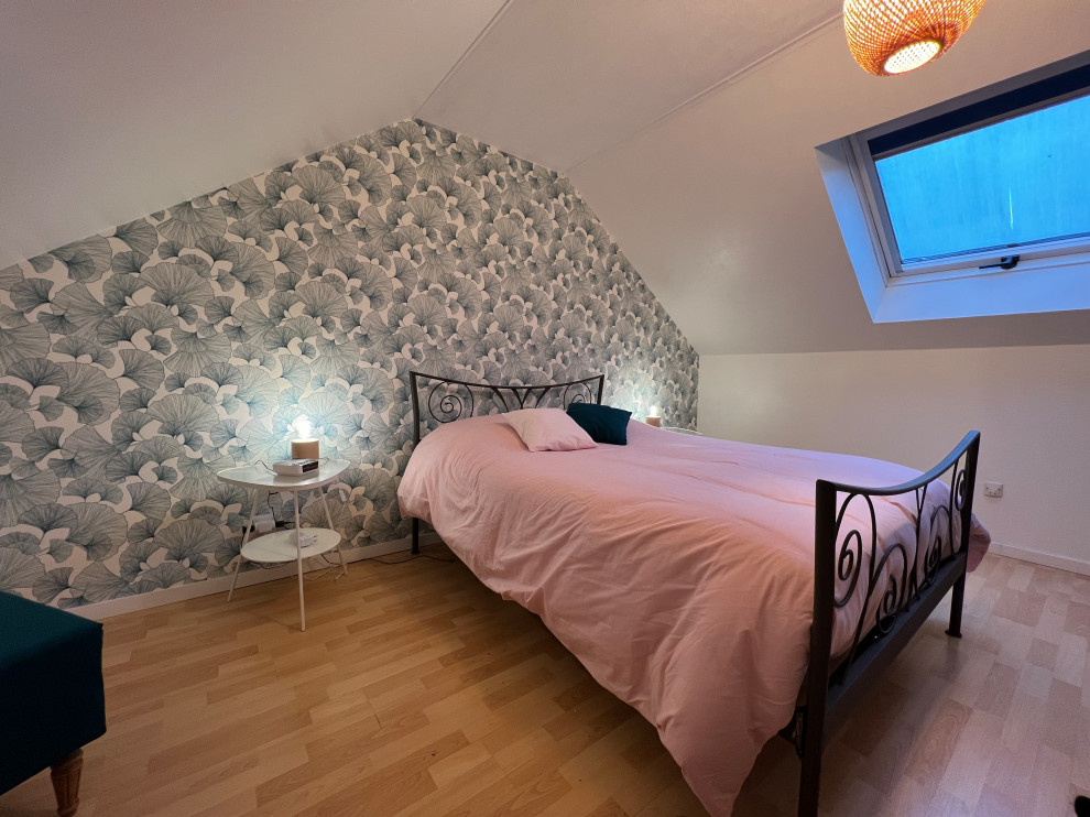 Идея дизайна: гостевая спальня среднего размера, (комната для гостей) в современном стиле с зелеными стенами, полом из ламината и коричневым полом без камина