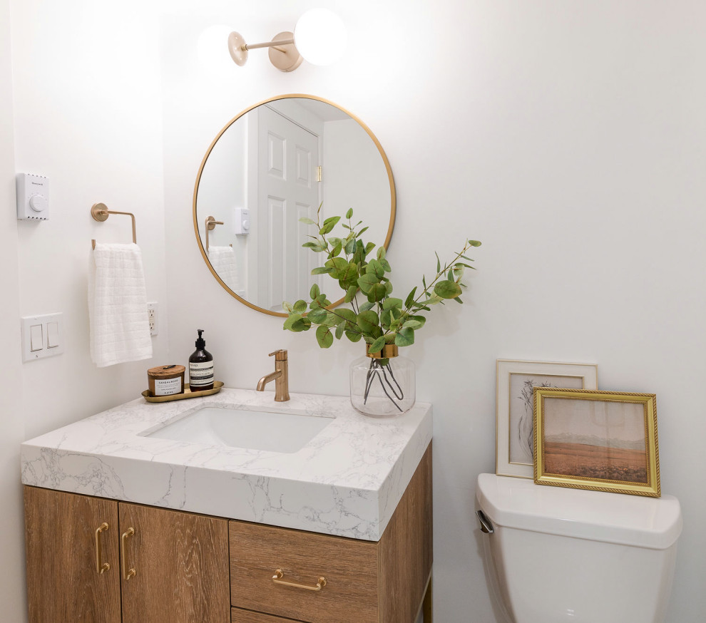 Пример оригинального дизайна: маленькая главная ванная комната в стиле неоклассика (современная классика) с плоскими фасадами, коричневыми фасадами, ванной в нише, душем в нише, раздельным унитазом, белой плиткой, плиткой кабанчик, белыми стенами, полом из мозаичной плитки, врезной раковиной, мраморной столешницей, белым полом, душем с распашными дверями, белой столешницей, тумбой под одну раковину и напольной тумбой для на участке и в саду