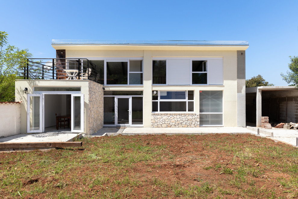 Ejemplo de fachada de casa blanca y marrón moderna grande de dos plantas con revestimientos combinados, tejado a dos aguas, tejado de teja de madera y panel y listón