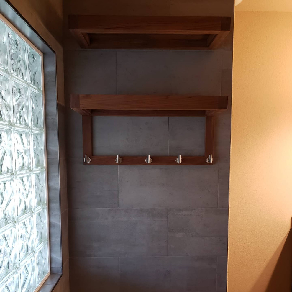 Modernes Badezimmer mit Keramikboden und Wäscheaufbewahrung in Austin