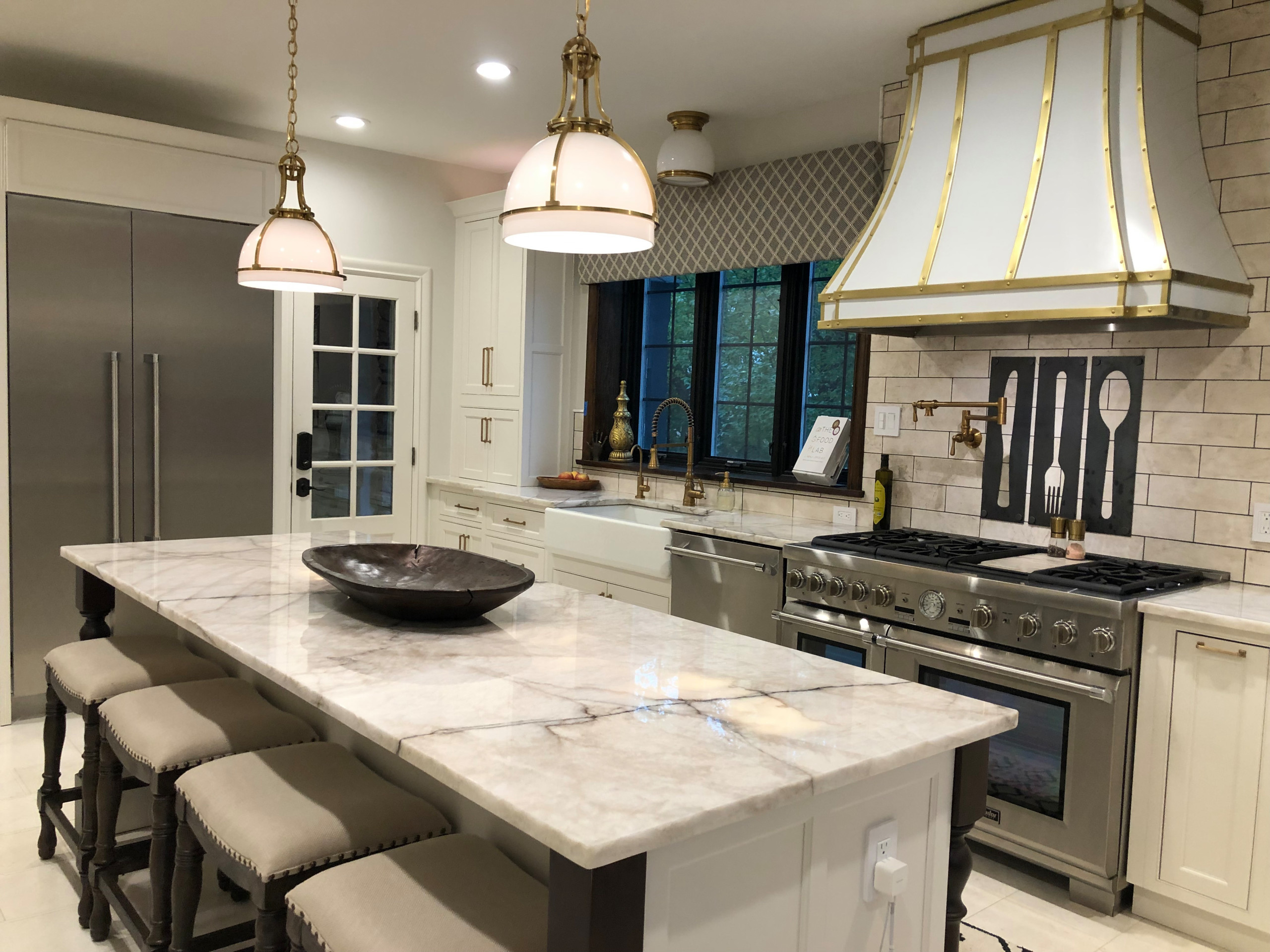 Kitchen - traditional kitchen idea in St Louis