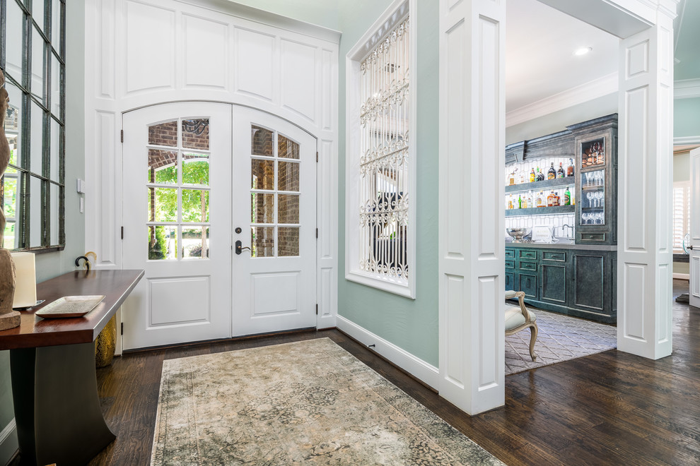 Großes Stilmix Foyer mit dunklem Holzboden, Doppeltür, weißer Haustür, braunem Boden und gewölbter Decke in Dallas