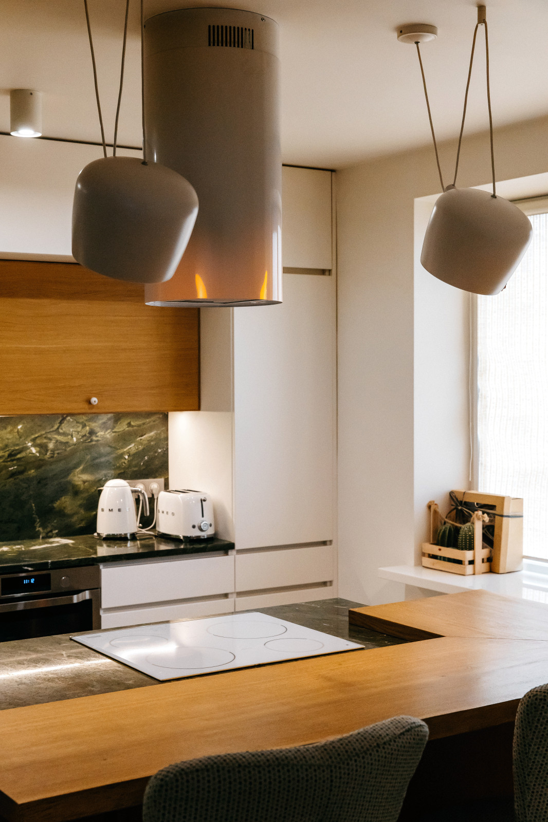 Столешница кухонногоострова выполнена из натурального гранита в комбинации с мас