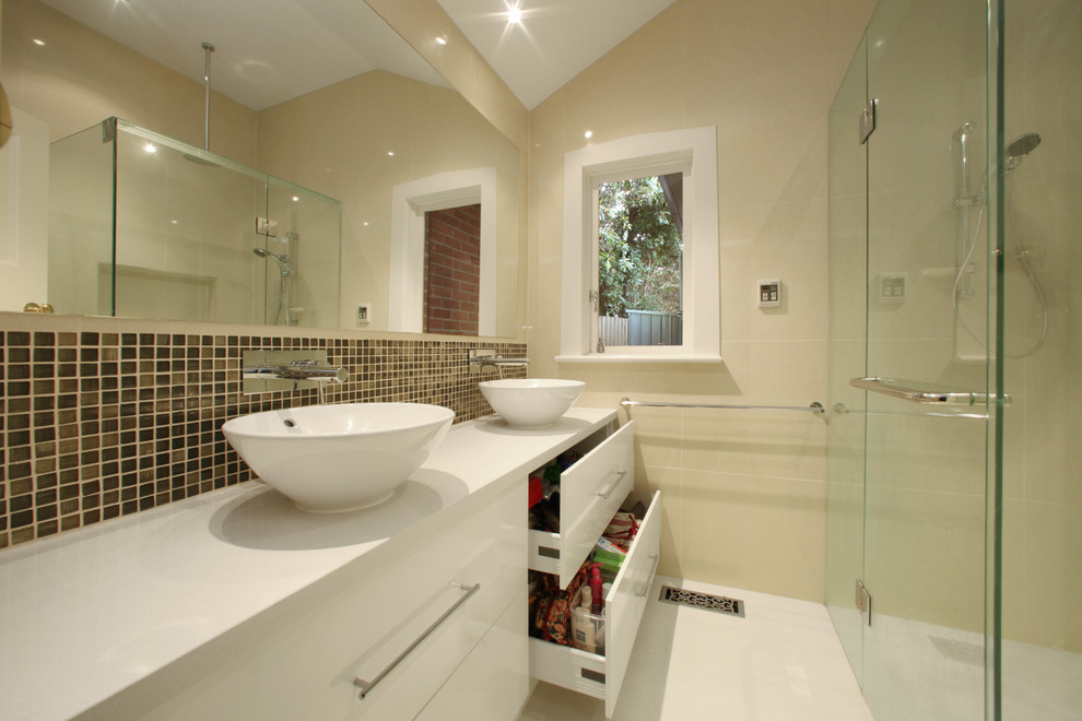 This is an example of a contemporary bathroom in Melbourne.