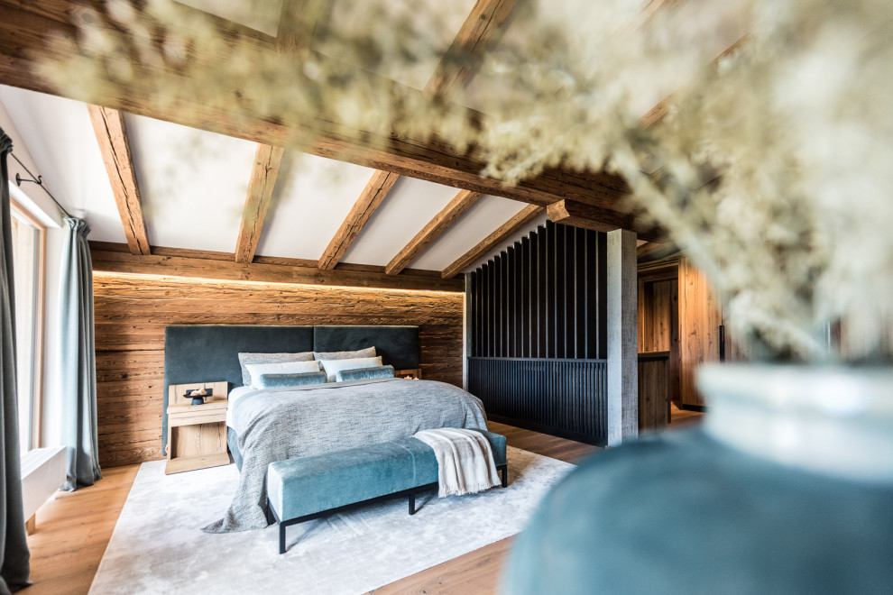 Inspiration for an expansive country bedroom in Munich.