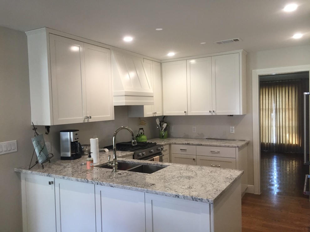 Kitchen - kitchen idea in Austin
