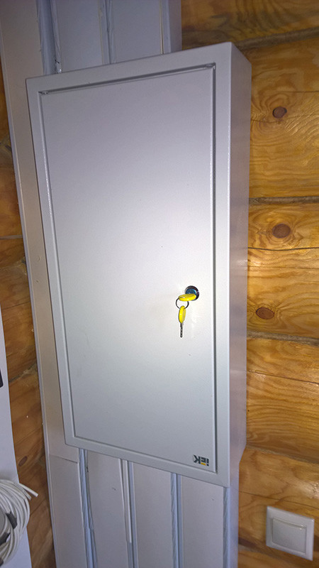 Скрытая электропроводка в деревянном доме из бревен