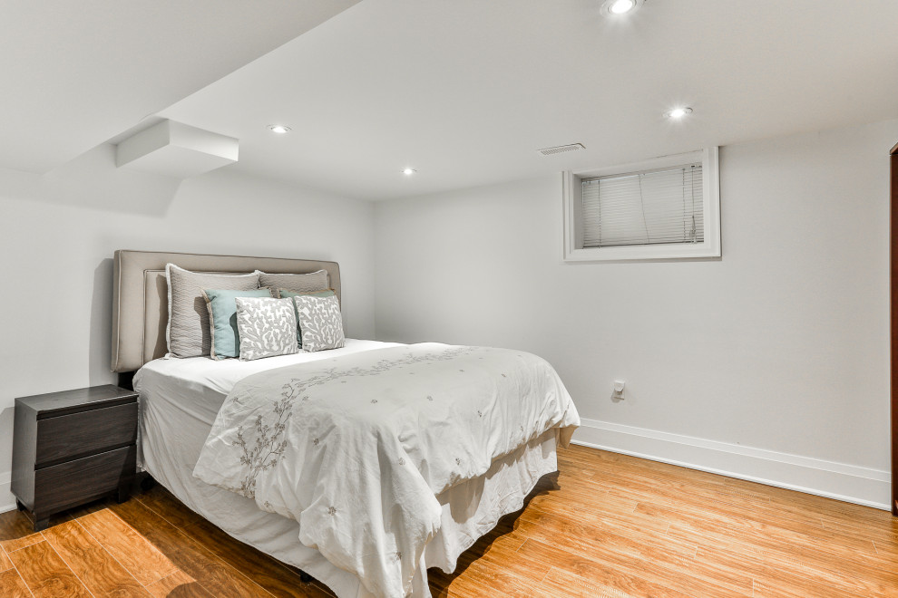 Transitional home design photo in Toronto