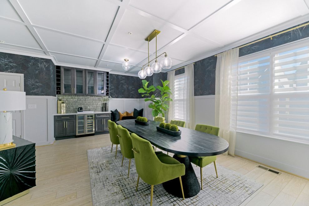 Exemple d'une salle à manger moderne de taille moyenne avec un mur bleu, sol en stratifié, un sol beige, un plafond à caissons et du papier peint.