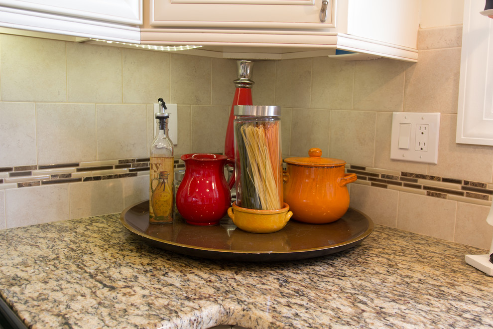 Transitional kitchen photo in Philadelphia
