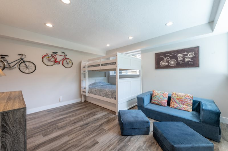 Mittelgroßes, Neutrales Country Jugendzimmer mit Schlafplatz, beiger Wandfarbe, Laminat, buntem Boden und eingelassener Decke in Salt Lake City