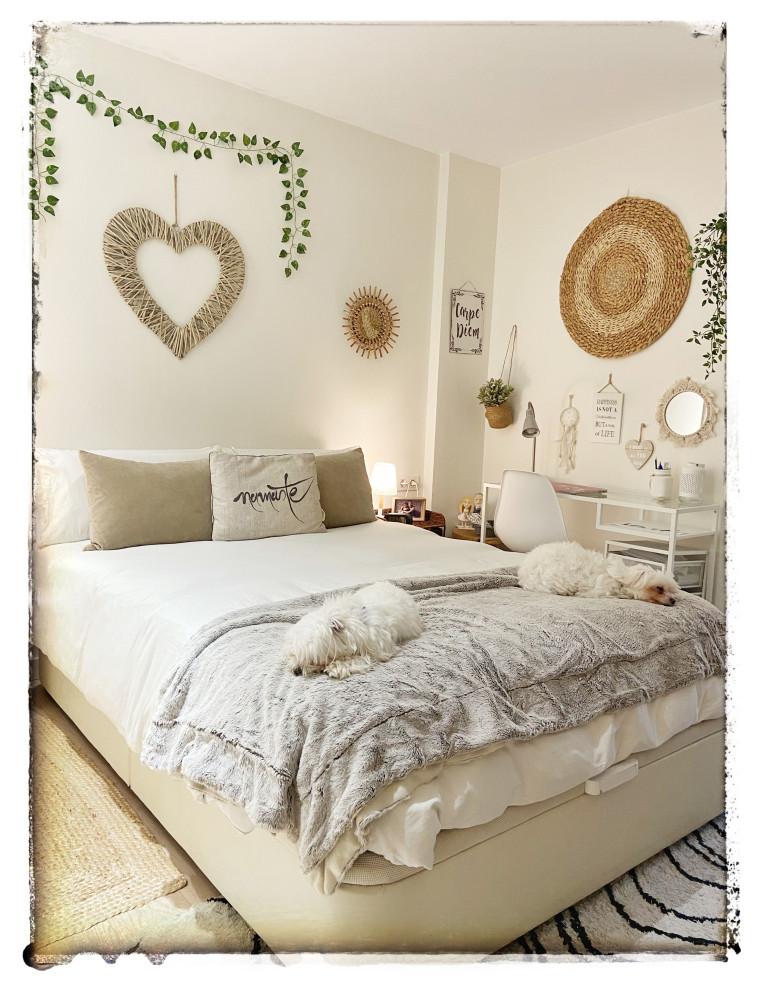 Aménagement d'une petite chambre parentale beige et blanche scandinave avec un mur blanc, parquet clair et un sol beige.