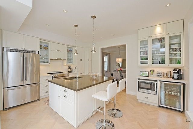Transitional kitchen photo in Toronto