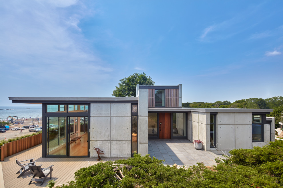 Kleines, Zweistöckiges Modernes Einfamilienhaus mit grauer Fassadenfarbe und Flachdach in Boston