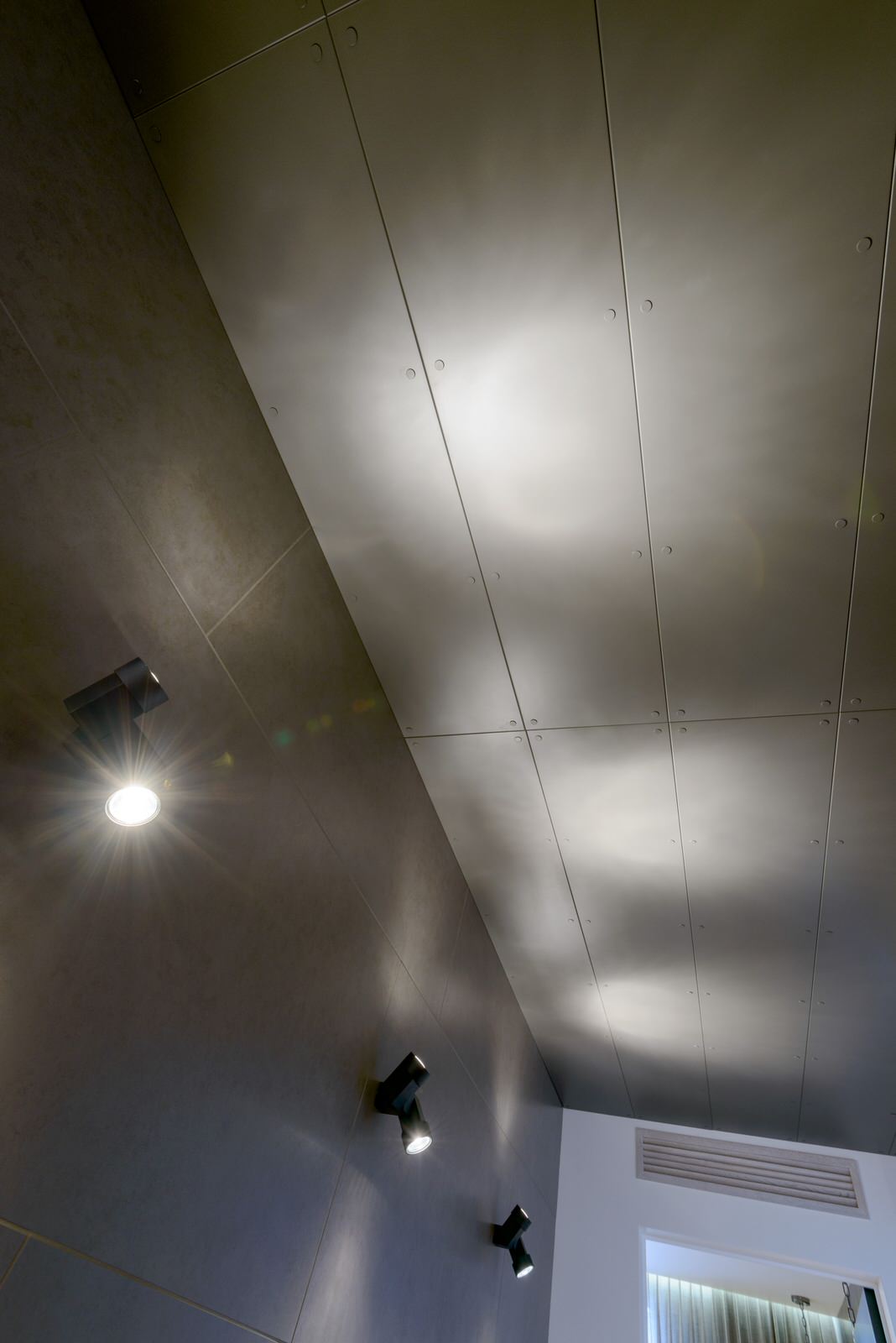 Потолочные панели из тонированной фанеры "BEARMADE"