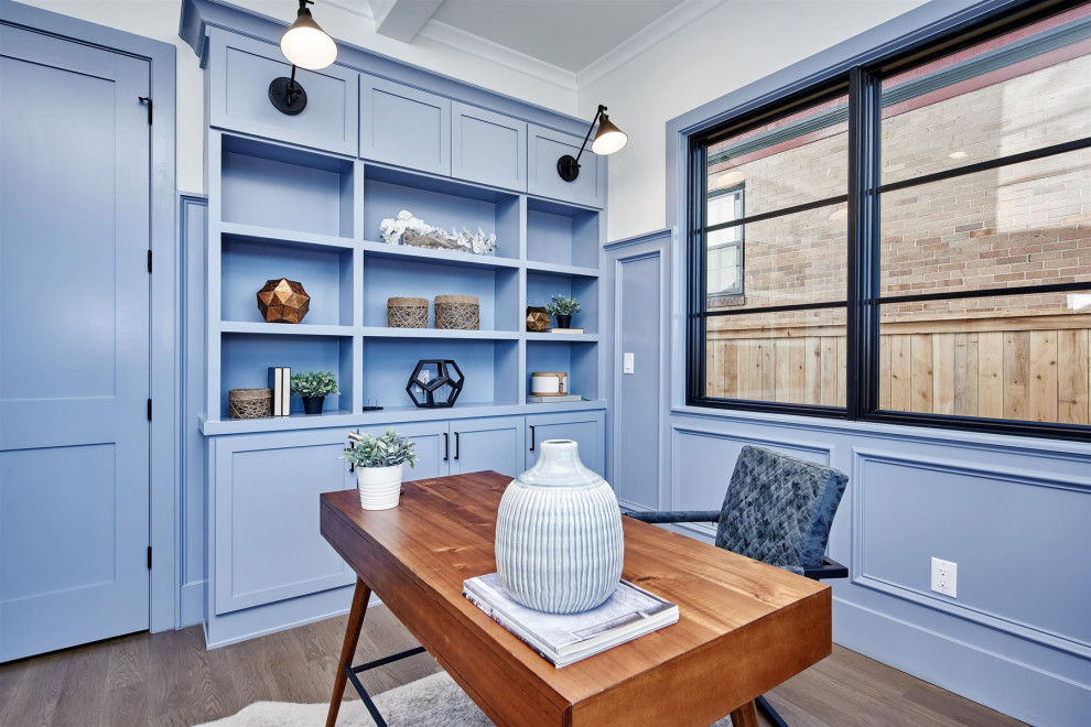 デンバーにある高級な広いカントリー風のおしゃれな書斎 (青い壁、淡色無垢フローリング、茶色い床、表し梁) の写真