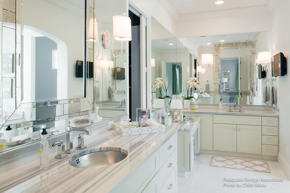 Photo of a transitional bathroom in Tampa.