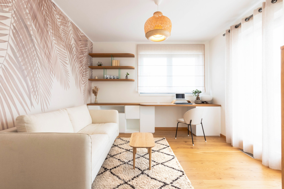 Inspiration pour un bureau nordique de taille moyenne avec un mur blanc, un sol en bois brun, un bureau intégré, un sol marron et du papier peint.