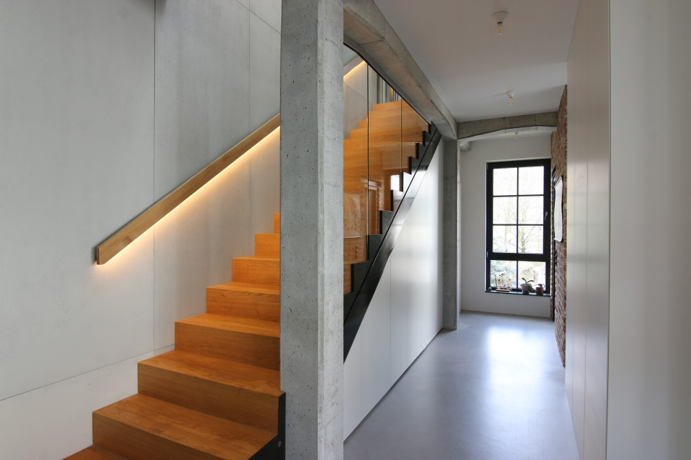 Example of a trendy staircase design in Leipzig