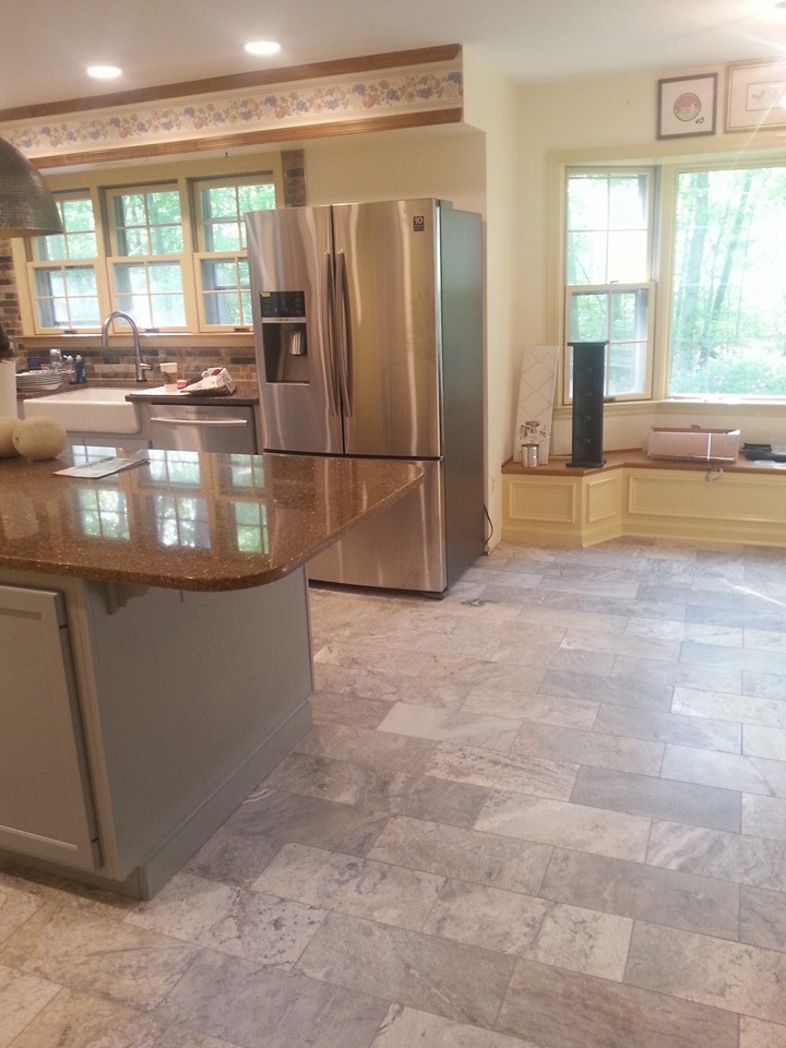 Eat-in kitchen - l-shaped eat-in kitchen idea in Baltimore