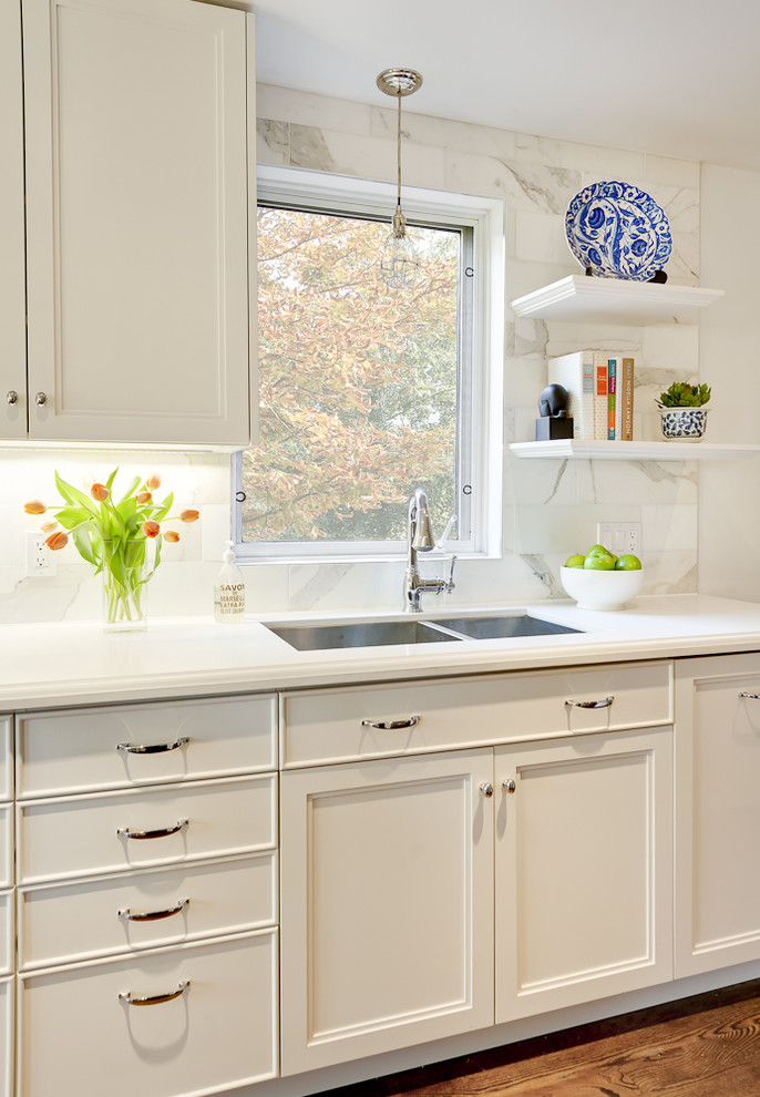Inspiration for a contemporary kitchen in Toronto with a double-bowl sink and marble splashback.