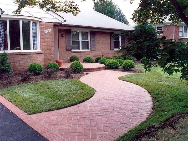 Inspiration for a small traditional front yard brick landscaping in DC Metro.