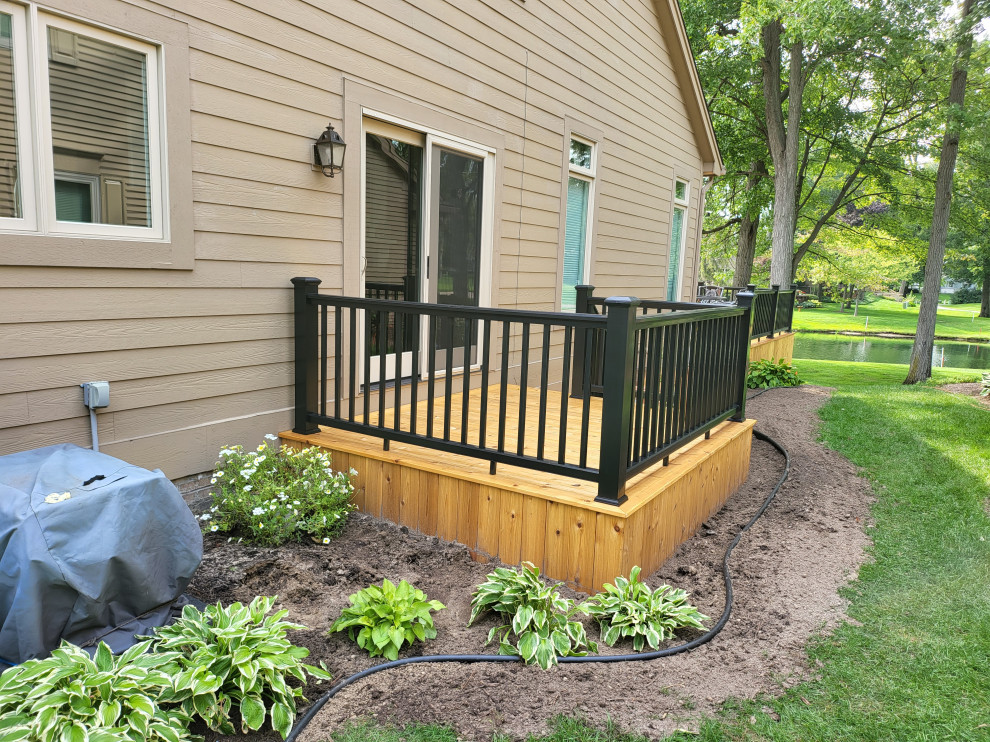 Inspiration for a mid-sized backyard deck remodel