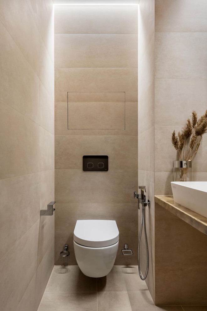 Esempio di un piccolo bagno di servizio industriale con ante beige, piastrelle beige, piastrelle a mosaico, pareti beige, pavimento in gres porcellanato, lavabo da incasso e pavimento beige