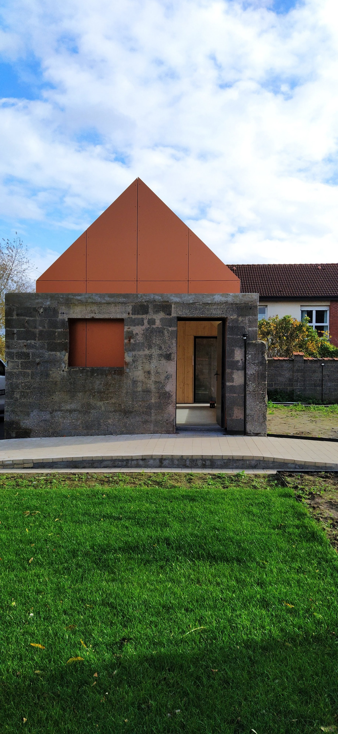 Transformation d'une remise en oratoire et aménagement paysager d'un béguinage