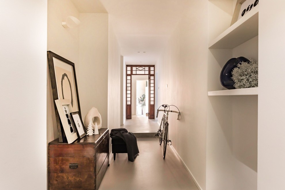 Design ideas for a traditional hallway in Bologna.