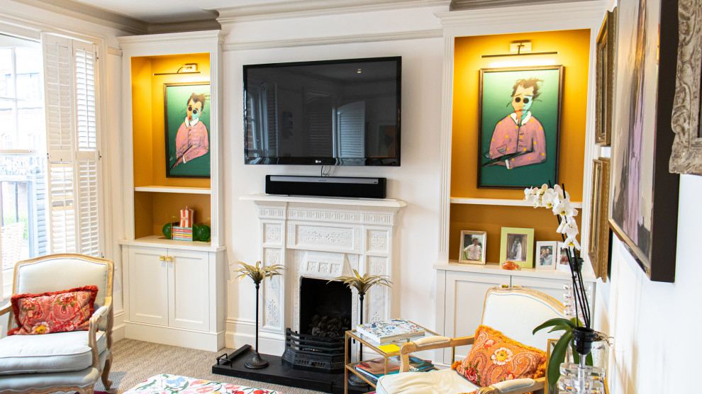 Inredning av ett klassiskt mellanstort vardagsrum, med orange väggar, heltäckningsmatta, en standard öppen spis, en spiselkrans i sten, en väggmonterad TV och beiget golv