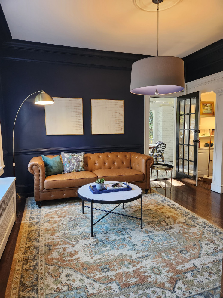 На фото: открытая гостиная комната среднего размера в стиле неоклассика (современная классика) с синими стенами, темным паркетным полом, отдельно стоящим телевизором и коричневым полом с