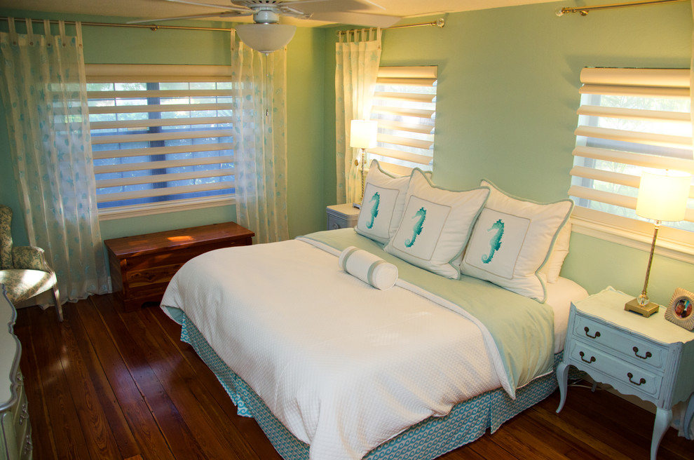 Diseño de dormitorio principal marinero de tamaño medio con paredes azules