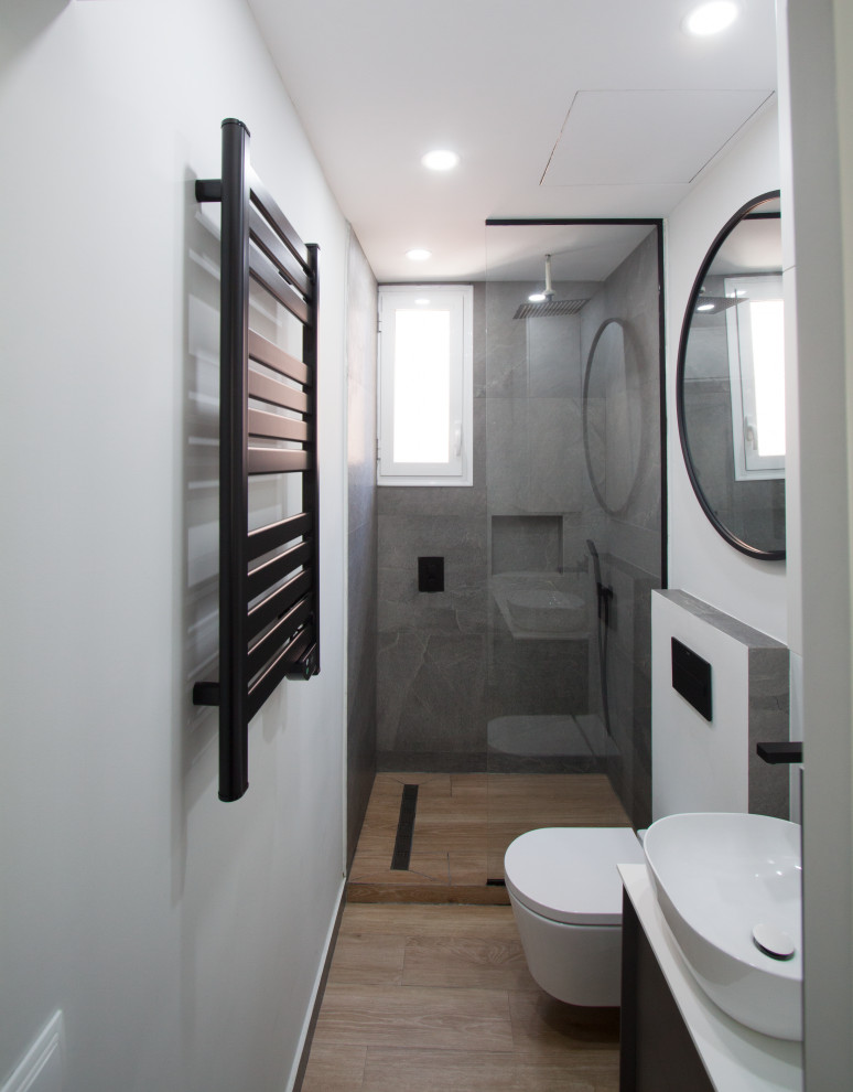 Idéer för ett litet modernt en-suite badrum, med släta luckor