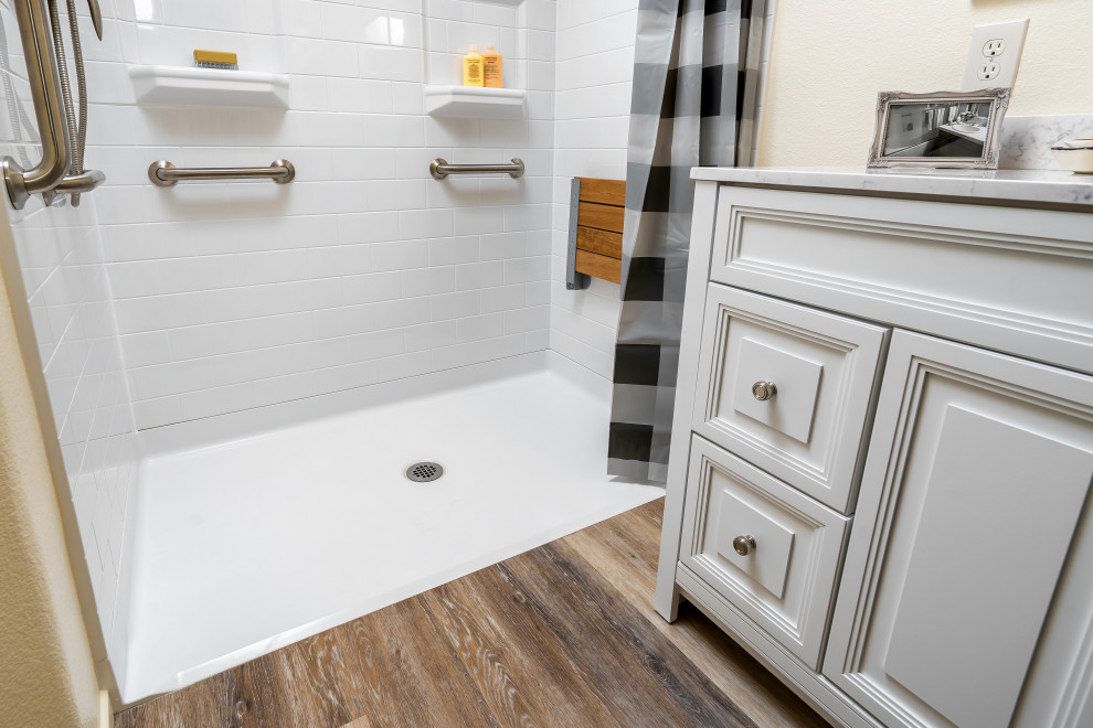 Design ideas for a mid-sized transitional master bathroom in Los Angeles with raised-panel cabinets, white cabinets, a curbless shower, a two-piece toilet, beige walls, vinyl floors, an undermount sink, engineered quartz benchtops, brown floor, white benchtops and a shower curtain.