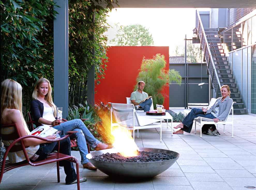 Design ideas for a modern courtyard patio in Los Angeles.