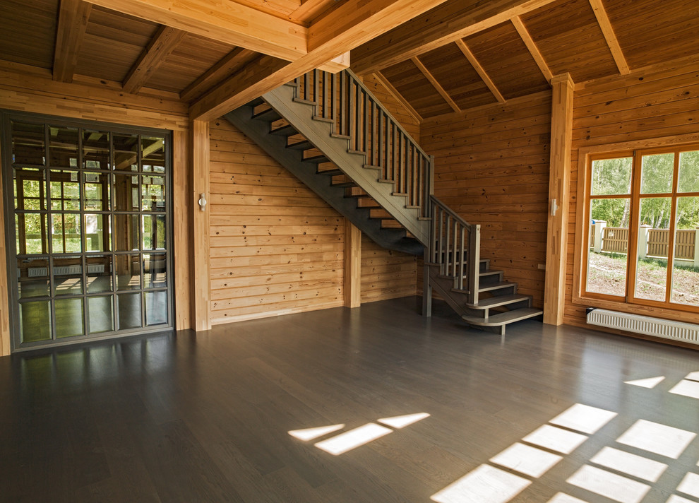 Лестница в доме из клееного бруса