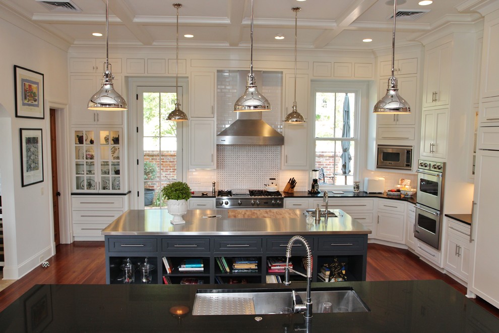 Design ideas for a traditional kitchen in Jackson.