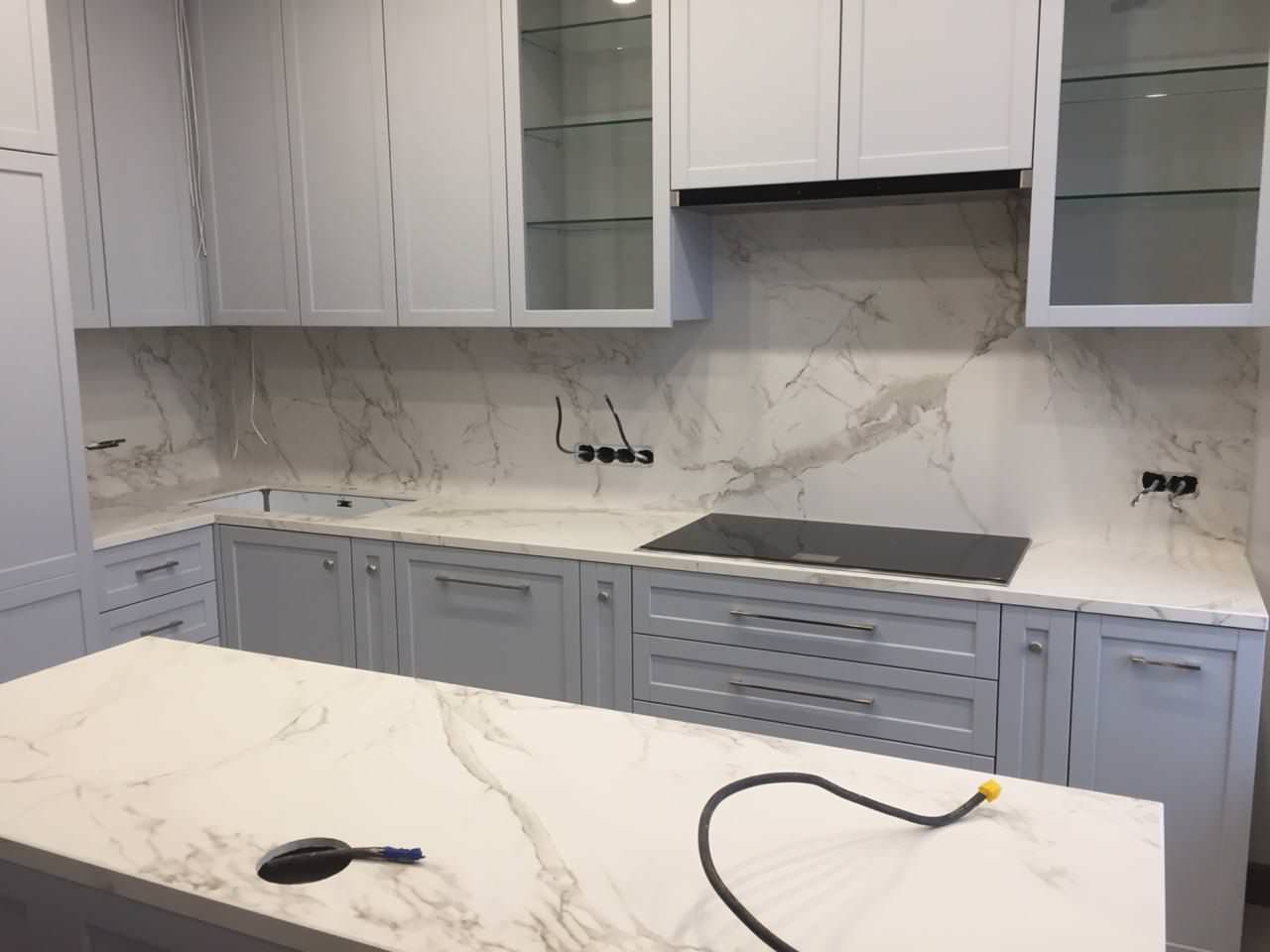 Стол, столешница и стеновая панель Dekton Entzo