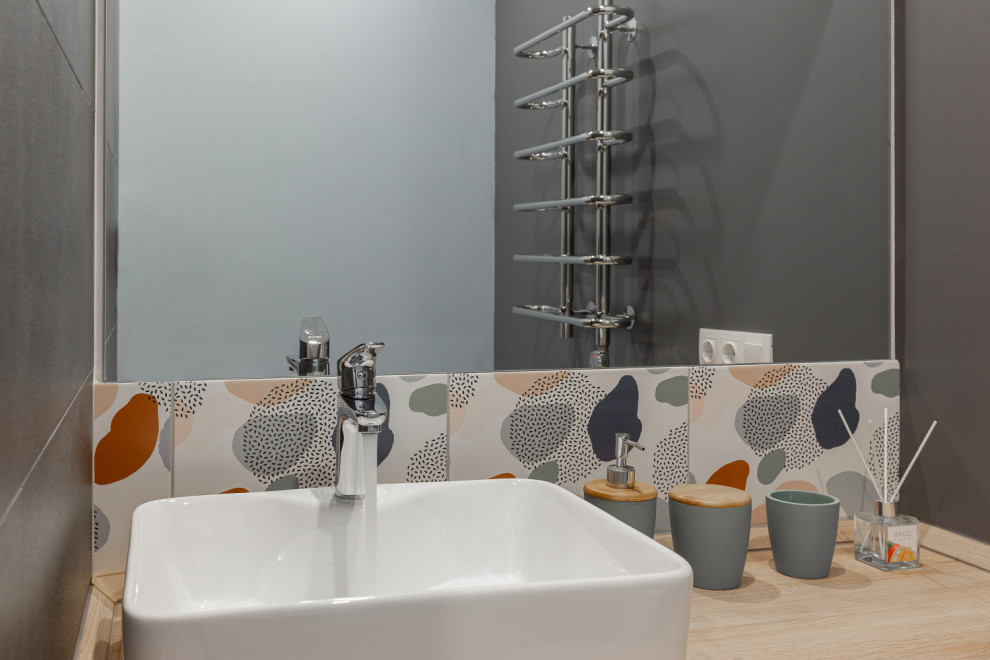 Студия для аренды с пятнистой плиткой