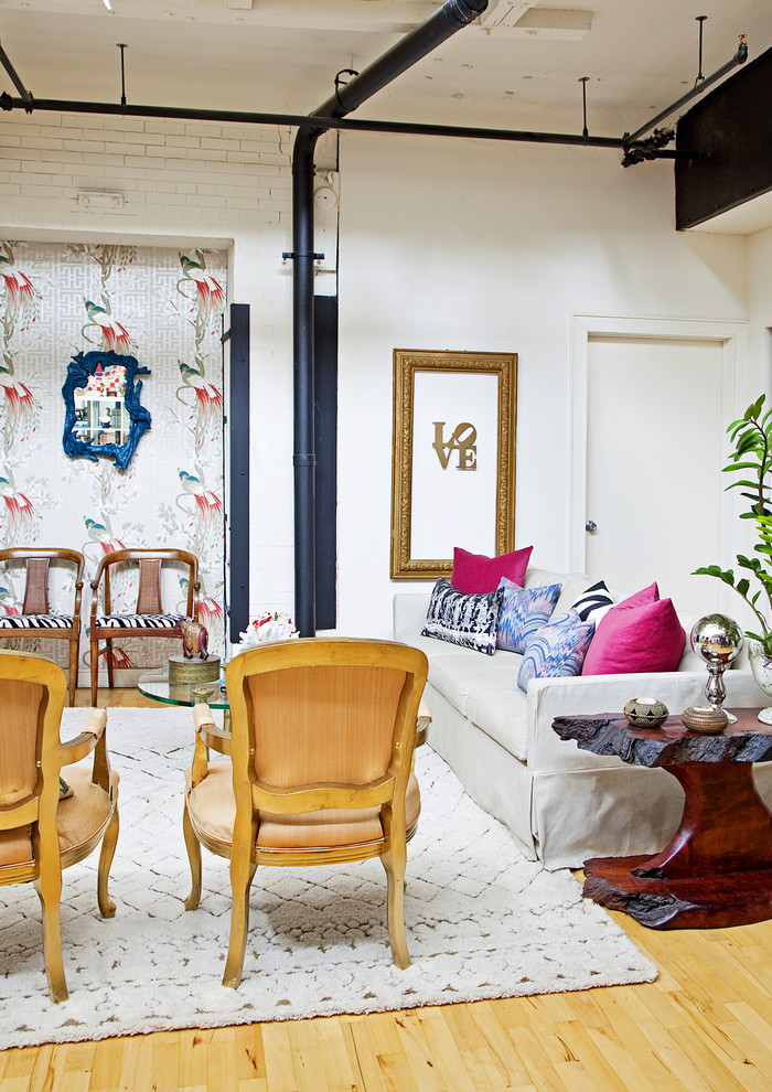 This is an example of an eclectic living room in Philadelphia with white walls.
