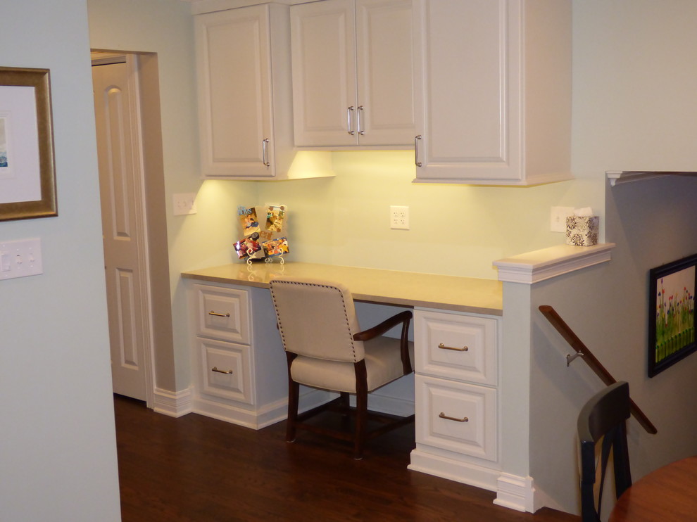 Example of a large transitional u-shaped dark wood floor eat-in kitchen design in Chicago with a farmhouse sink, raised-panel cabinets, white cabinets, quartz countertops, gray backsplash, stone tile backsplash, stainless steel appliances and an island