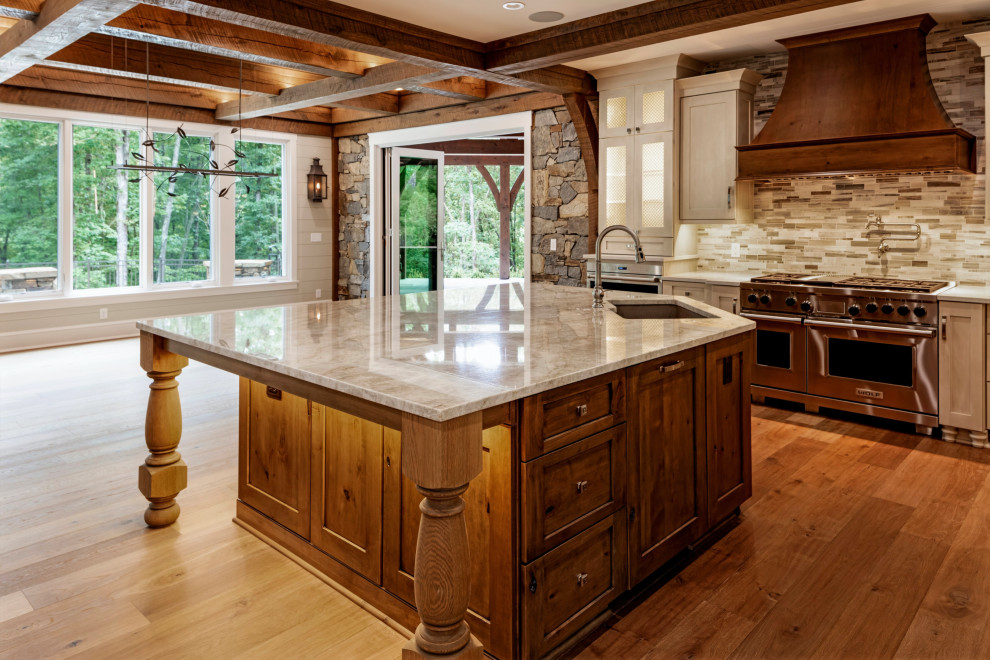 Design ideas for an expansive traditional u-shaped eat-in kitchen in New York with with island.